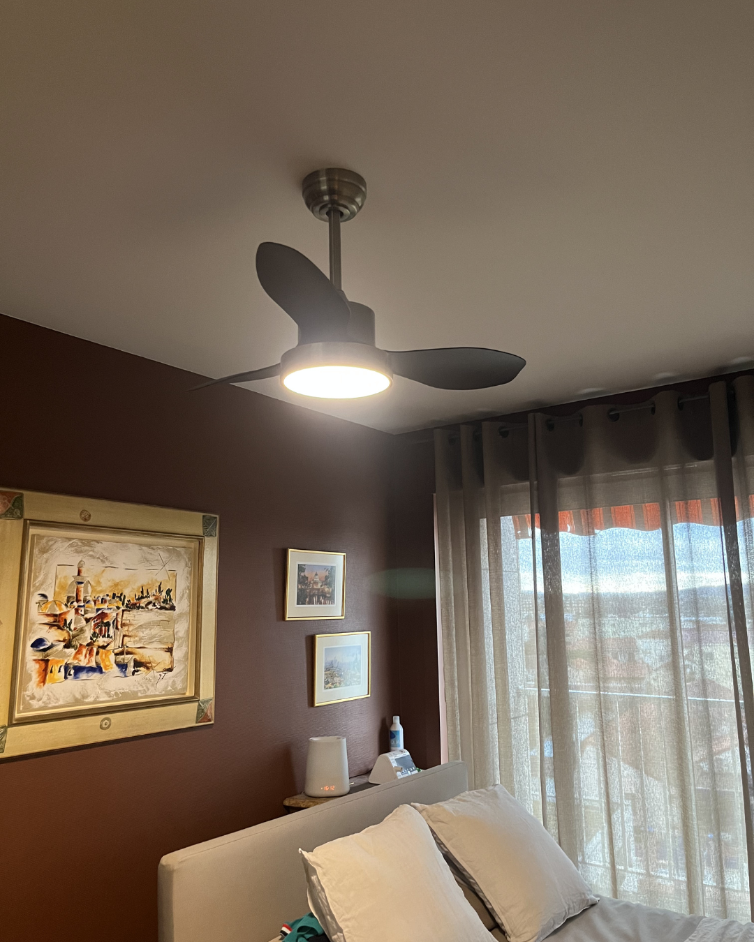 Luminaire ventilateur : avantages, critères de choix et erreurs à éviter