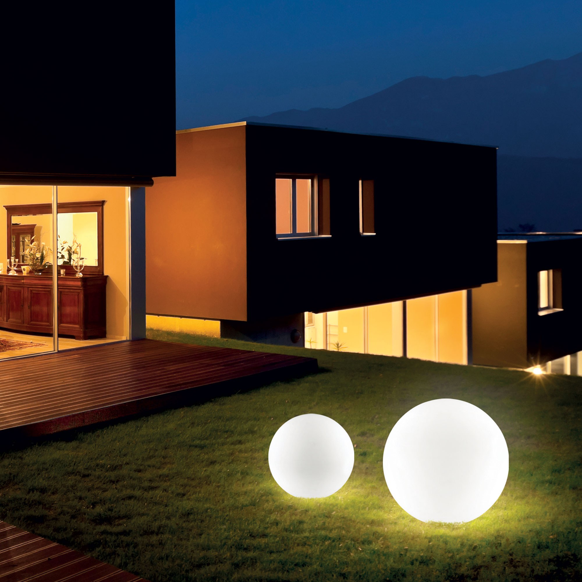 Comment éclairer son jardin de façon décorative ? Arbres, végétation, boules lumineuses et mobilier solaire