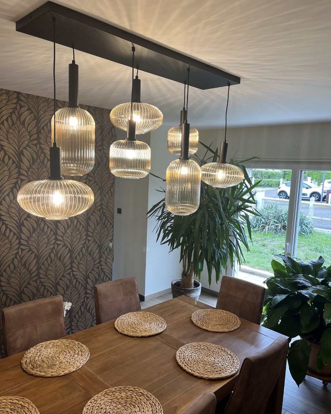 Comment choisir la taille du luminaire idéal au-dessus de votre table de salle à manger ?